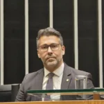 Deputado federal Leonardo Gadelha concede entrevista ao Portal Paraíba Política após assumir mandato temporário na Câmara dos Deputados.