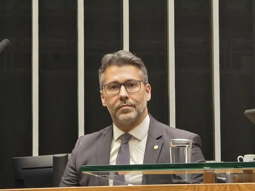 Deputado federal Leonardo Gadelha concede entrevista ao Portal Paraíba Política após assumir mandato temporário na Câmara dos Deputados.