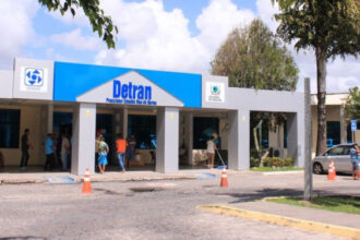 Atendimento no Detran-PB para renovação da Carteira Nacional de Habilitação (CNH).