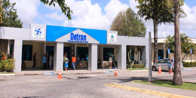Atendimento no Detran-PB para renovação da Carteira Nacional de Habilitação (CNH).