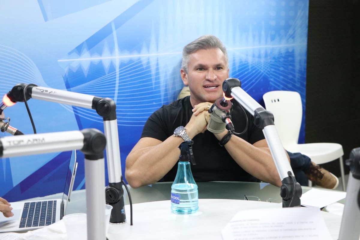 Julian Lemos durante entrevista. Ex-deputado fez novas acusações contra o senador Flávio Bolsonaro.