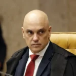 Ministro Alexandre de Moraes determina suspensão das visitas do senador Flávio Bolsonaro ao ex-presidente Jair Bolsonaro por 90 dias.