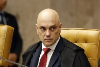 Ministro Alexandre de Moraes determina suspensão das visitas do senador Flávio Bolsonaro ao ex-presidente Jair Bolsonaro por 90 dias.