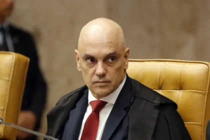 Ministro Alexandre de Moraes determina suspensão das visitas do senador Flávio Bolsonaro ao ex-presidente Jair Bolsonaro por 90 dias.