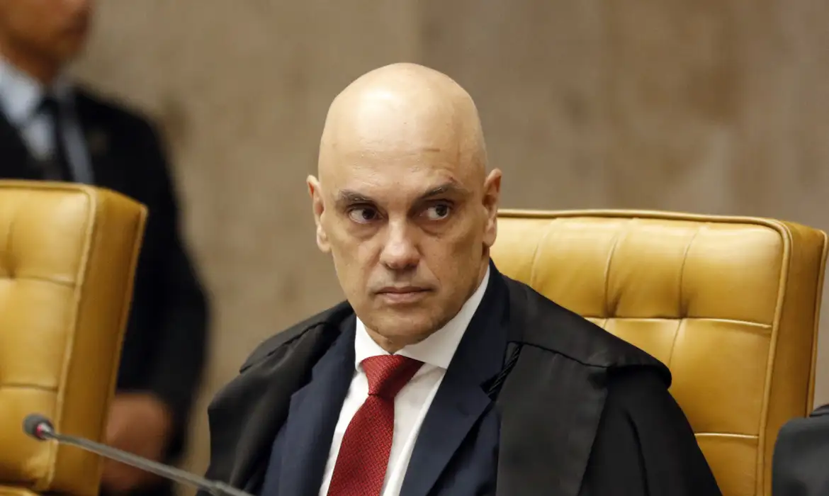 Ministro Alexandre de Moraes determina suspensão das visitas do senador Flávio Bolsonaro ao ex-presidente Jair Bolsonaro por 90 dias.