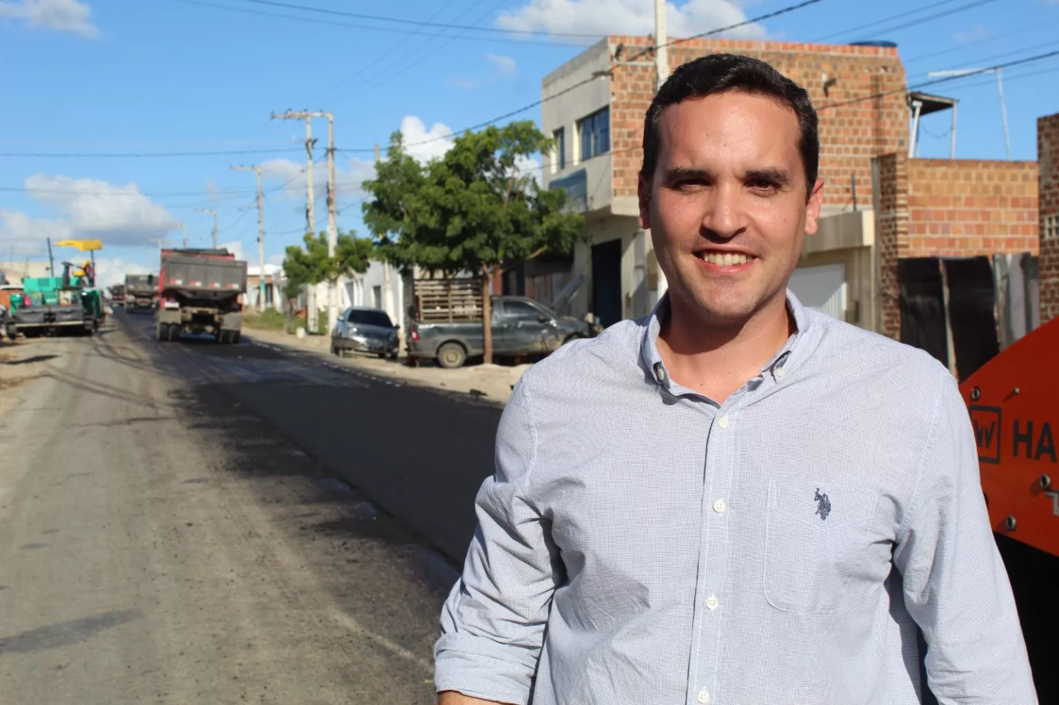 Prefeito de Alcantil, Cícero do Carmo, durante agenda política no município.