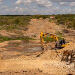 Obras de construção de barragem executadas pelo Governo da Paraíba para ampliar a segurança hídrica no Sertão e Cariri.