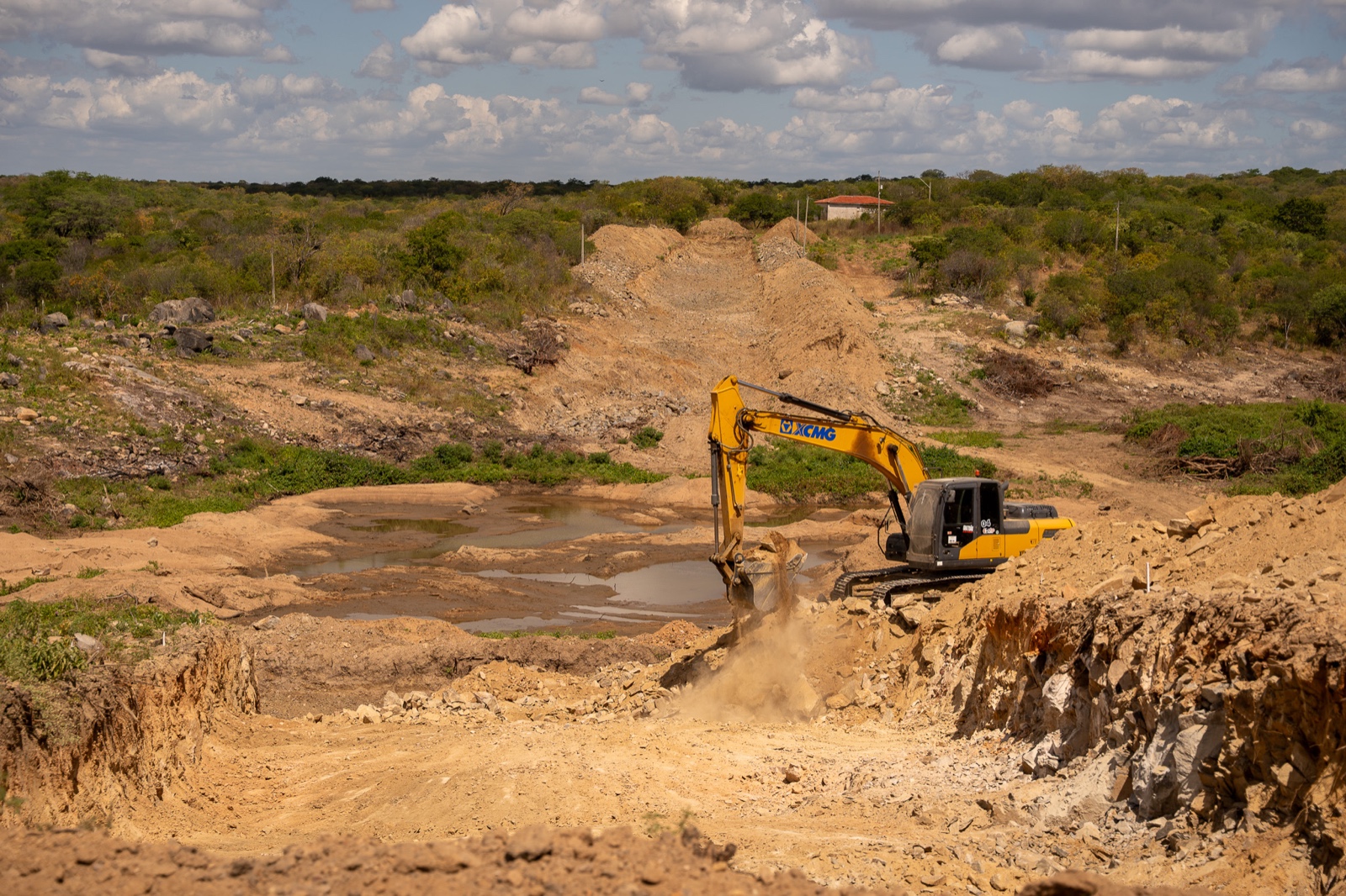 Obras de construção de barragem executadas pelo Governo da Paraíba para ampliar a segurança hídrica no Sertão e Cariri.