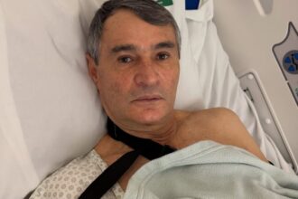 Deputado federal Romero Rodrigues durante agenda pública; parlamentar suspendeu compromissos após sofrer acidente envolvendo um boi.