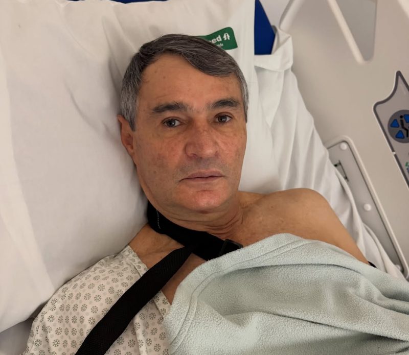 Deputado federal Romero Rodrigues durante agenda pública; parlamentar suspendeu compromissos após sofrer acidente envolvendo um boi.