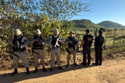 Policiais da FICCO durante operação de combate ao tráfico de drogas e organizações criminosas na Paraíba.