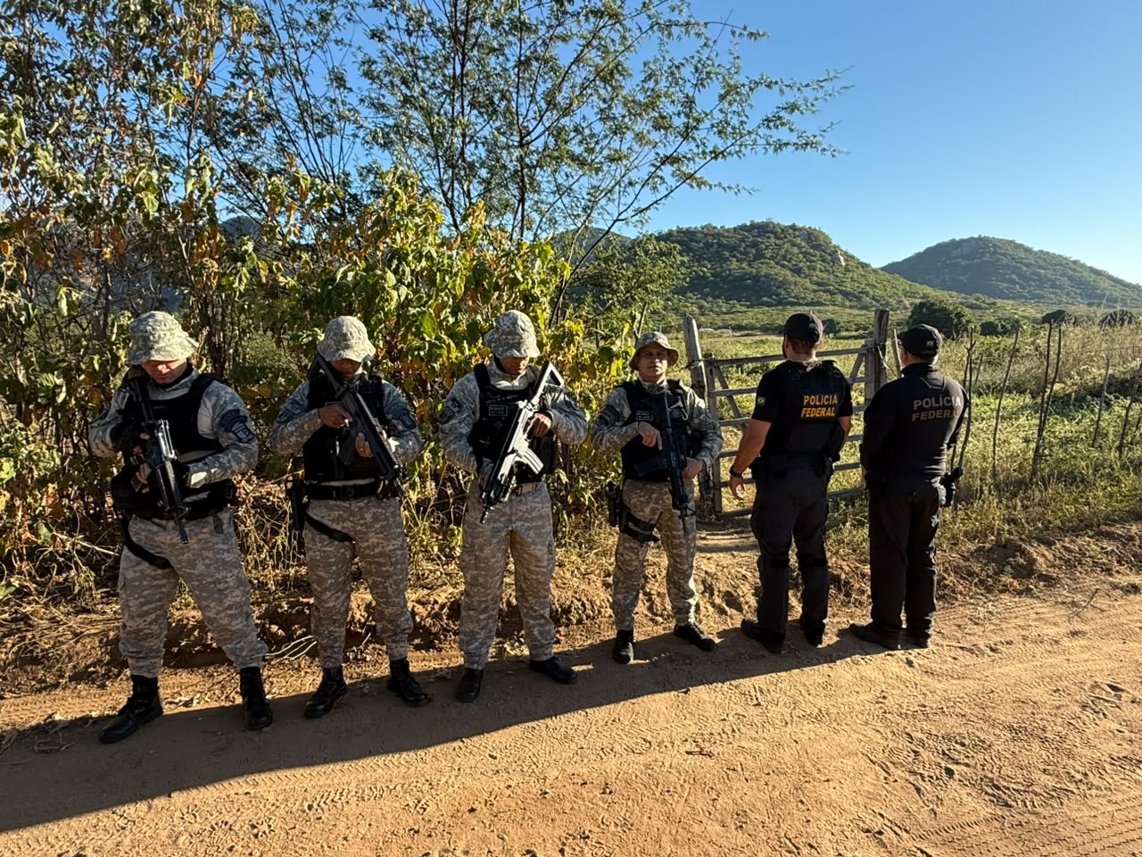 Policiais da FICCO durante operação de combate ao tráfico de drogas e organizações criminosas na Paraíba.