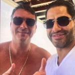 Flávio Bolsonaro ao lado de Luiz Phillipi Machado de Moraes Mourão, homem apontado pela Polícia Federal como operador de Daniel Vorcaro, em foto divulgada pelo ICL Notícias.