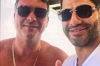 Flávio Bolsonaro ao lado de Luiz Phillipi Machado de Moraes Mourão, homem apontado pela Polícia Federal como operador de Daniel Vorcaro, em foto divulgada pelo ICL Notícias.