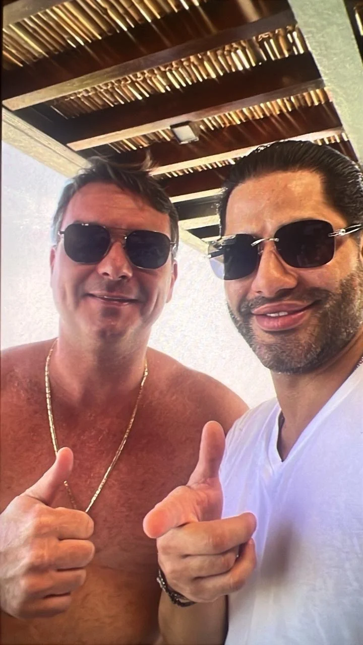 Flávio Bolsonaro ao lado de Luiz Phillipi Machado de Moraes Mourão, homem apontado pela Polícia Federal como operador de Daniel Vorcaro, em foto divulgada pelo ICL Notícias.