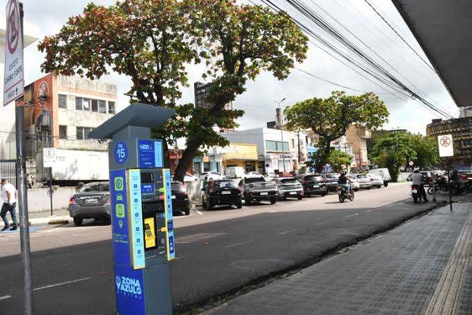 Fachada de área da Zona Azul Digital em João Pessoa, sistema de estacionamento rotativo alvo de ação judicial.