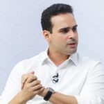 Governador Lucas Ribeiro durante entrevista ao TH+ SBT Tambaú, em que apresentou balanço da gestão e destacou investimentos em infraestrutura e equilíbrio fiscal.