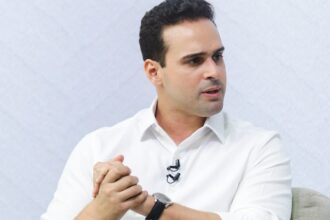 Governador Lucas Ribeiro durante entrevista ao TH+ SBT Tambaú, em que apresentou balanço da gestão e destacou investimentos em infraestrutura e equilíbrio fiscal.