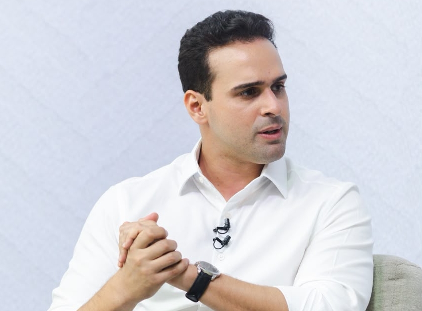 Governador Lucas Ribeiro durante entrevista ao TH+ SBT Tambaú, em que apresentou balanço da gestão e destacou investimentos em infraestrutura e equilíbrio fiscal.