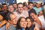 Lucas Ribeiro discursa durante plenária em Itabaiana ao lado de lideranças políticas do Vale do Paraíba.