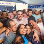 Lucas Ribeiro discursa durante plenária em Itabaiana ao lado de lideranças políticas do Vale do Paraíba.