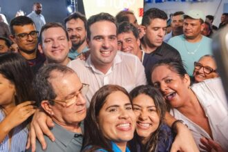 Lucas Ribeiro discursa durante plenária em Itabaiana ao lado de lideranças políticas do Vale do Paraíba.