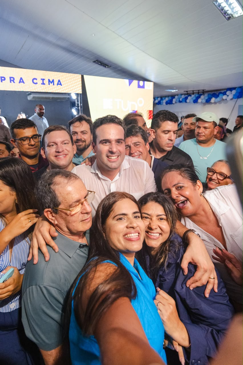 Lucas Ribeiro discursa durante plenária em Itabaiana ao lado de lideranças políticas do Vale do Paraíba.