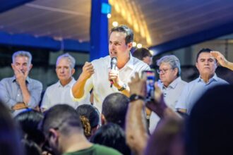 Lucas Ribeiro discursa durante plenária da pré-campanha em João Pessoa e destaca investimentos na educação da Paraíba.
