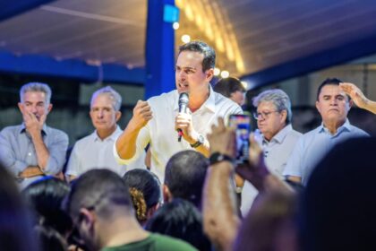 Lucas Ribeiro discursa durante plenária da pré-campanha em João Pessoa e destaca investimentos na educação da Paraíba.