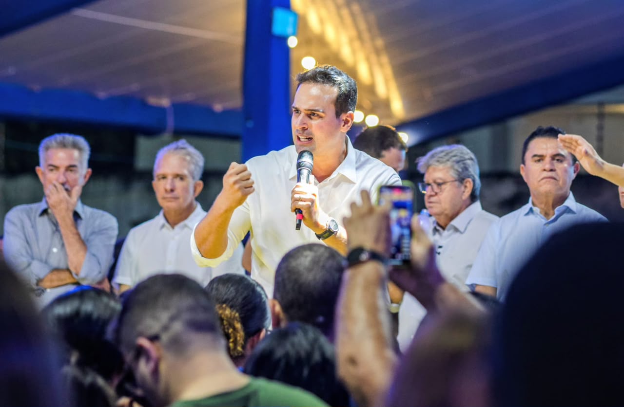 Lucas Ribeiro discursa durante plenária da pré-campanha em João Pessoa e destaca investimentos na educação da Paraíba.