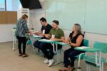 Mesários atuam em seção eleitoral durante o processo de votação nas eleições brasileiras.