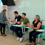 Mesários atuam em seção eleitoral durante o processo de votação nas eleições brasileiras.