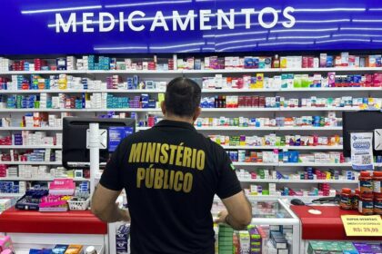 Equipes do MP-Procon, Corpo de Bombeiros e Polícia Militar durante fiscalização em estabelecimentos comerciais de Monteiro.