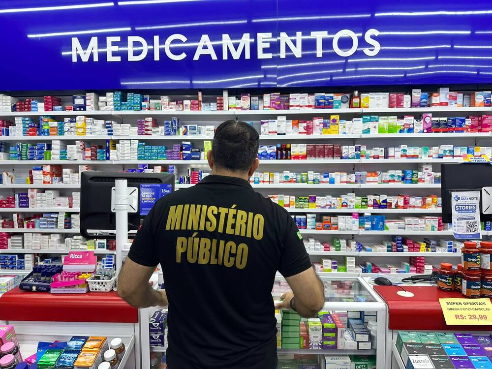 Equipes do MP-Procon, Corpo de Bombeiros e Polícia Militar durante fiscalização em estabelecimentos comerciais de Monteiro.