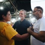 Nabor Wanderley visita a Feira de Jaguaribe, em João Pessoa, ao lado de Samuka Duarte, durante agenda com feirantes e agricultores familiares.
