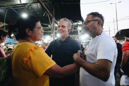 Nabor Wanderley visita a Feira de Jaguaribe, em João Pessoa, ao lado de Samuka Duarte, durante agenda com feirantes e agricultores familiares.