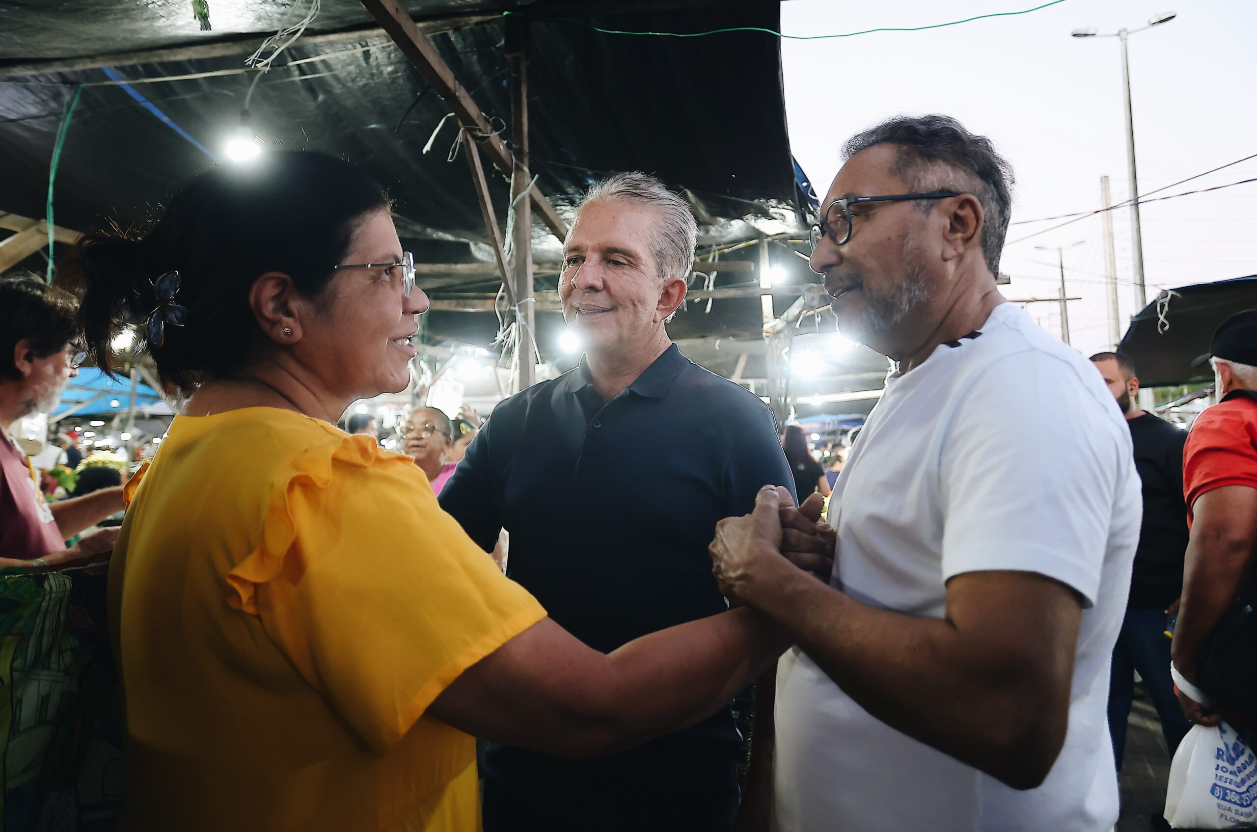 Nabor Wanderley visita a Feira de Jaguaribe, em João Pessoa, ao lado de Samuka Duarte, durante agenda com feirantes e agricultores familiares.