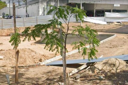 Obras paralisadas da Praça Guilherme de Brito Holanda, em João Pessoa, após empresa abandonar contrato firmado com a Prefeitura.