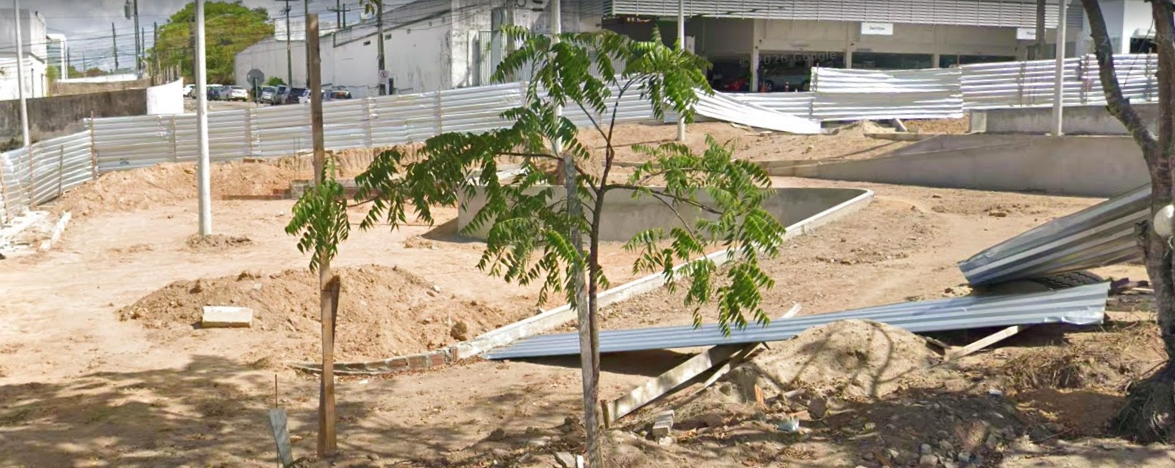Obras paralisadas da Praça Guilherme de Brito Holanda, em João Pessoa, após empresa abandonar contrato firmado com a Prefeitura.
