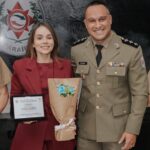 Primeira-dama Camila Mariz recebe homenagem durante solenidade de formatura de capitães da Polícia Militar da Paraíba.