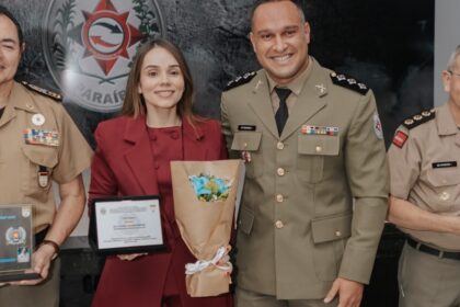Primeira-dama Camila Mariz recebe homenagem durante solenidade de formatura de capitães da Polícia Militar da Paraíba.