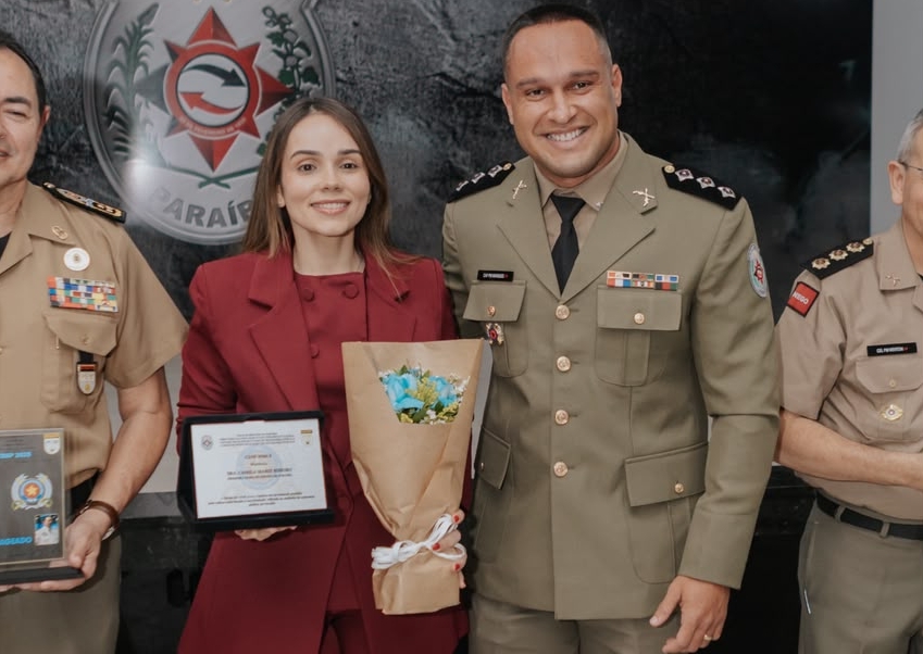 Primeira-dama Camila Mariz recebe homenagem durante solenidade de formatura de capitães da Polícia Militar da Paraíba.