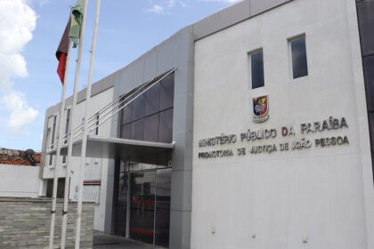 Fachada do Ministério Público da Paraíba, órgão que requisitou investigação sobre supostas irregularidades em descontos de empréstimos consignados de trabalhadores de empresa de limpeza urbana.