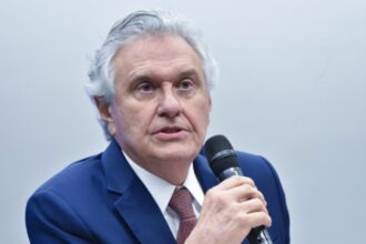 Ronaldo Caiado durante agenda pública, em meio às críticas à pré-candidatura de Flávio Bolsonaro à Presidência da República.