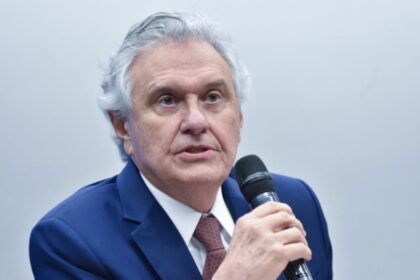 Ronaldo Caiado durante agenda pública, em meio às críticas à pré-candidatura de Flávio Bolsonaro à Presidência da República.