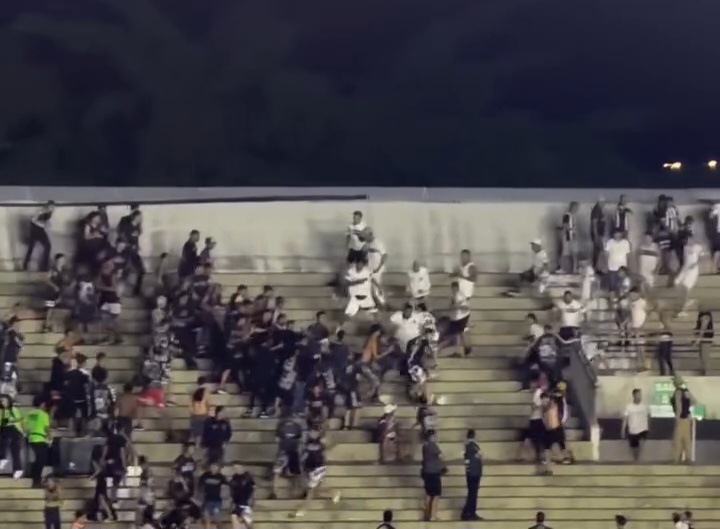 Torcedores do Botafogo-PB no estádio Almeidão durante partida da Série C do Campeonato Brasileiro.