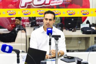 Lucas Ribeiro durante entrevista sobre investimentos em rodovias da Paraíba