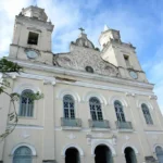 Fiéis participam da procissão de Nossa Senhora das Neves pelas ruas do Centro Histórico de João Pessoa.