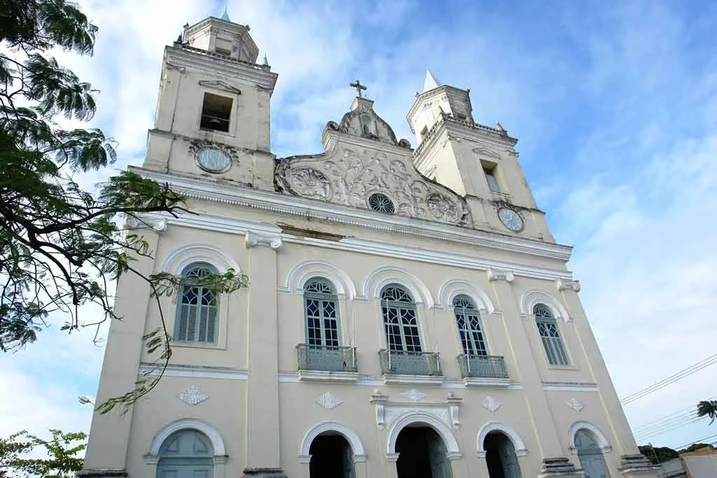 Fiéis participam da procissão de Nossa Senhora das Neves pelas ruas do Centro Histórico de João Pessoa.