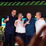 Nabor Wanderley durante agenda política ao lado de lideranças municipais na Paraíba.